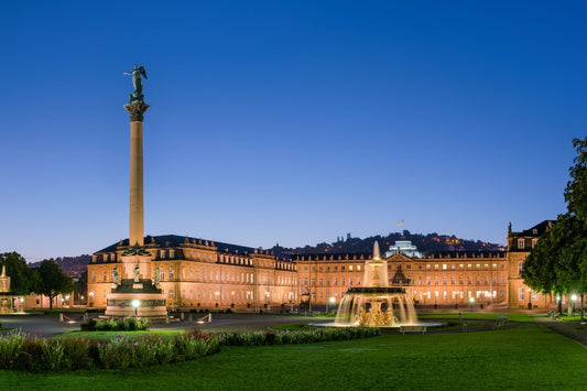 Stuttgarter Schlossplatz mit Neuem Schloss und Jubiläumssäule zur blauen Stunde