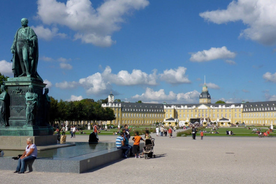 Karlsruher Schloss mit Schlossplatz und Karl-Friedrich-Denkmal