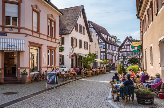Emmendingen: Altstadtgasse mit Fachwerkhäusern und Straßencafés