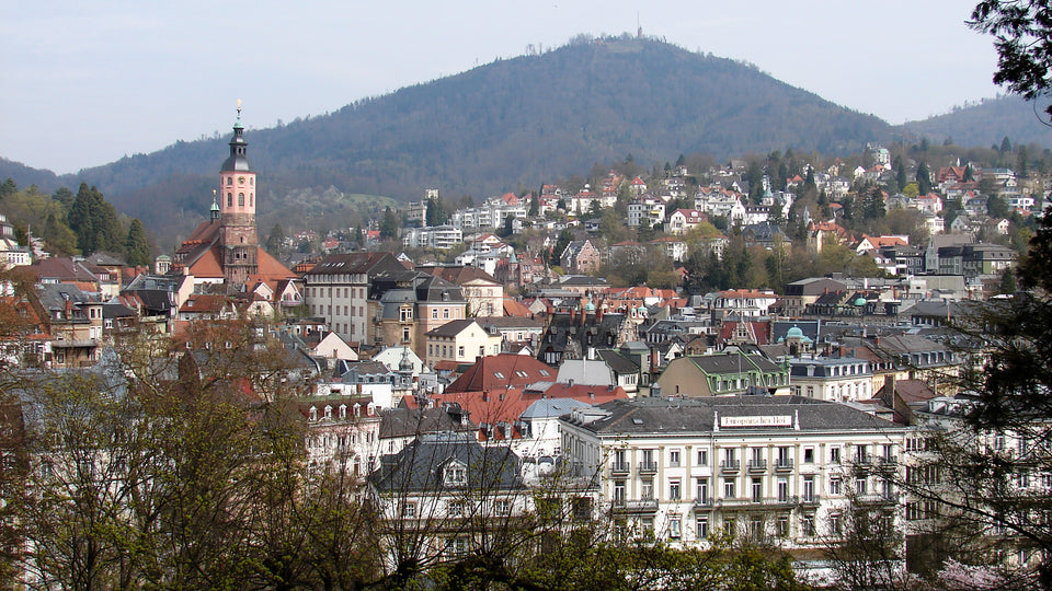 Baden-Baden: Altstadt mit Stiftskirche vor dem Merkur