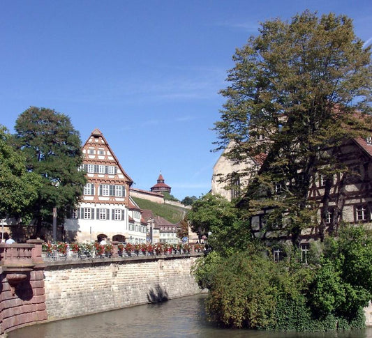 Esslingen am Neckar: Fachwerkhäuser am Wehrneckarkanal, darüber die Burg