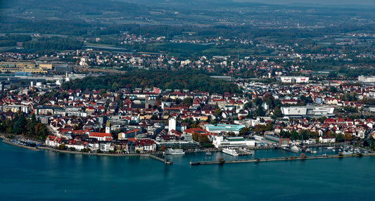 Friedrichshafen: Blick über die Stadt am Bodenseeufer mit Hafen