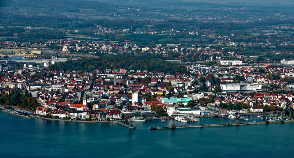 Friedrichshafen: Blick über die Stadt am Bodenseeufer mit Hafen