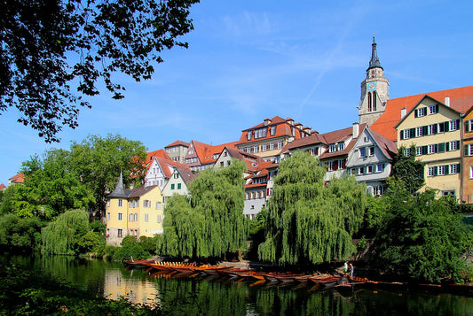 Tübingen: Neckarfront mit Hölderlinturm, Stocherkähnen und Stiftskirche
